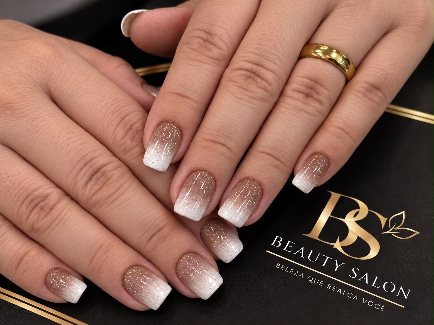 Unhas com degradê branco e brilho realizadas no Beauty Salon