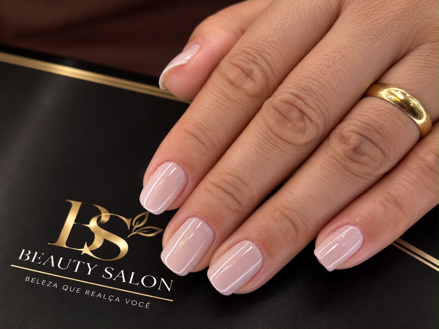 Unhas nude curtas realizadas no Beauty Salon