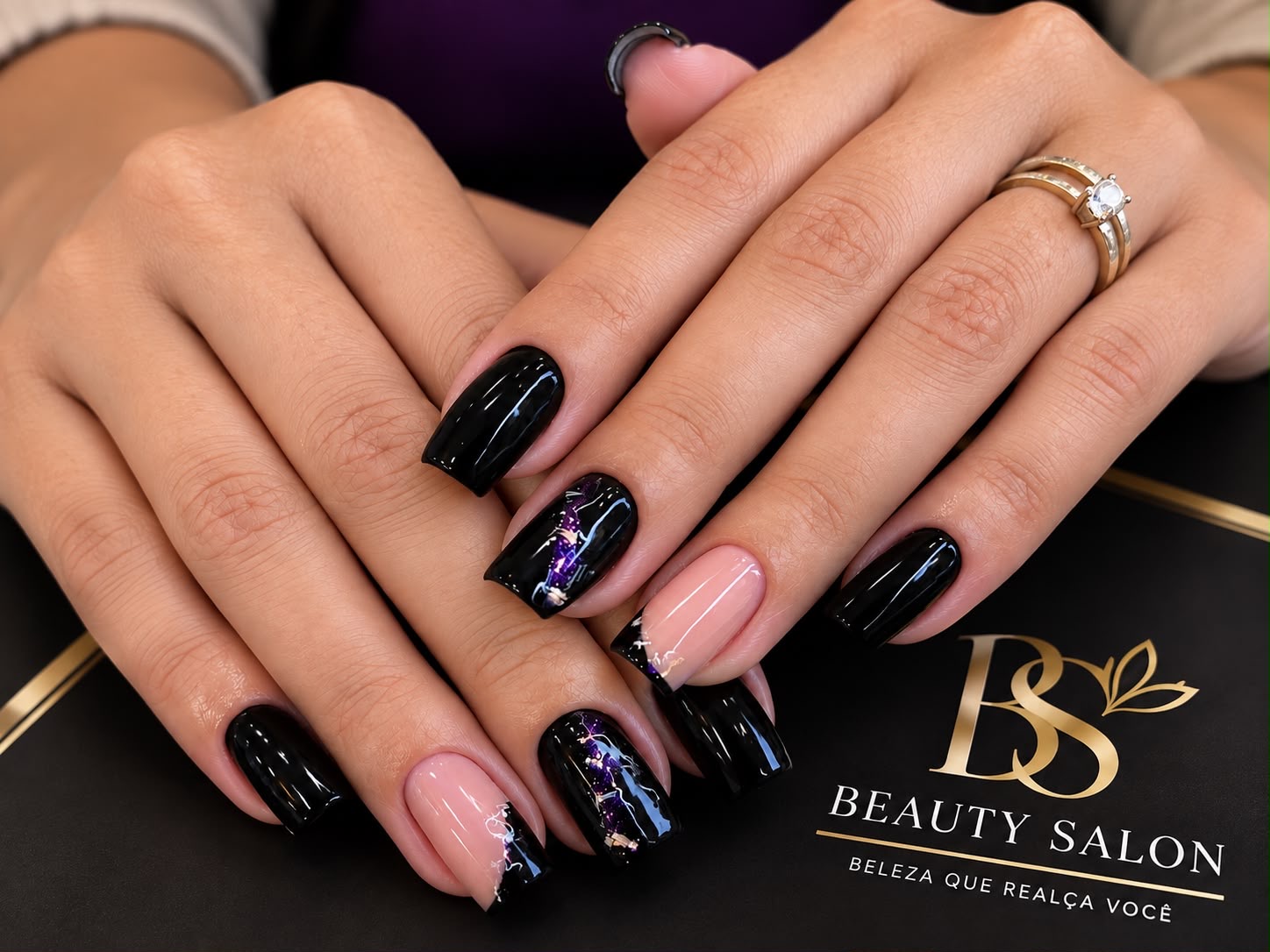Unhas em preto e nude com nail art realizadas no Studio Beauty Salon