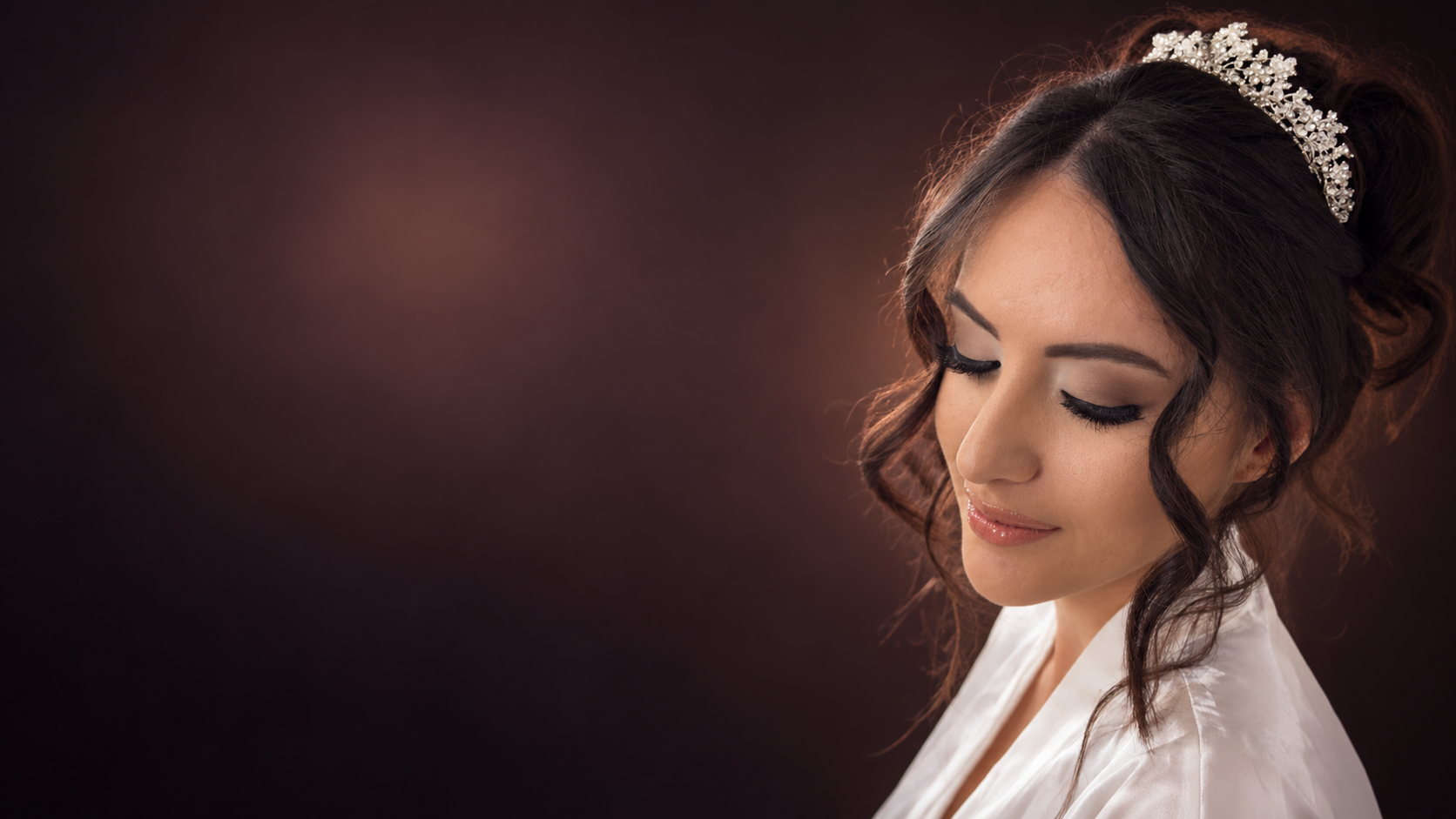 Noiva de olhos fechados em composição editorial do Studio Beauty Salon