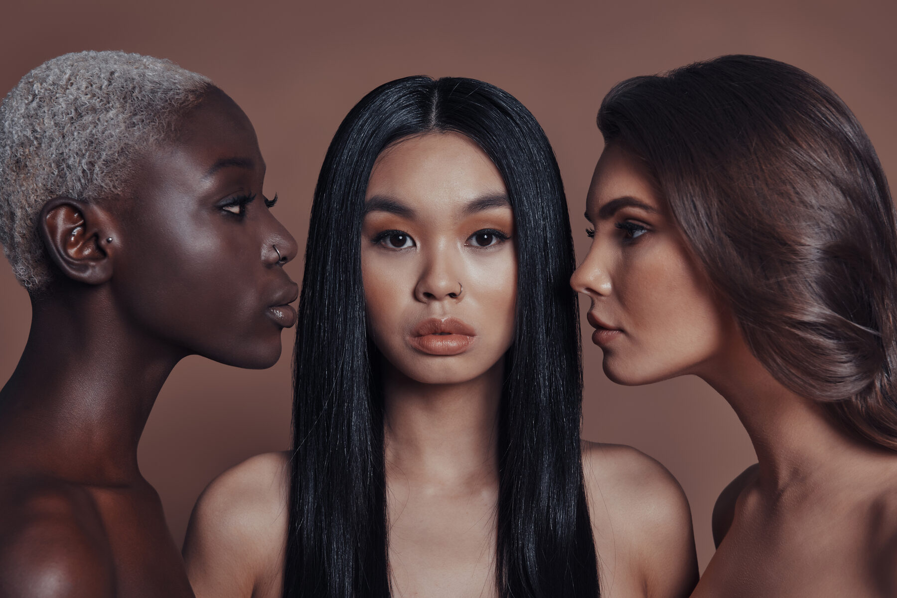 Três mulheres com cortes e acabamentos diferentes em retrato editorial
