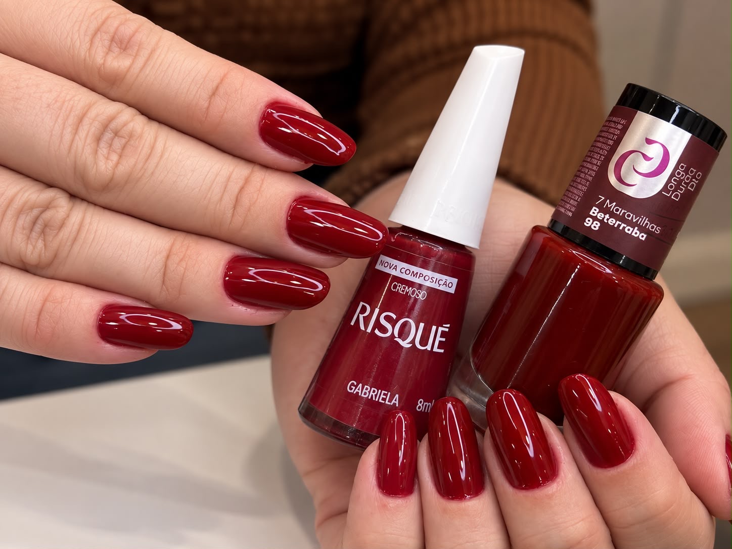 Unhas vermelhas realizadas no Beauty Salon