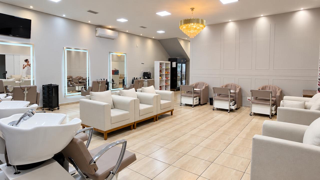 Área feminina do Beauty Salon com poltronas e lavatórios