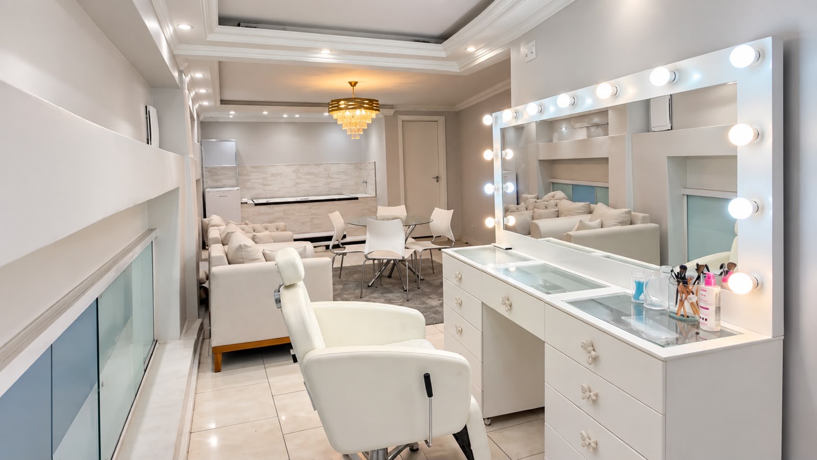 Sala reservada da noiva com bancada de beleza iluminada