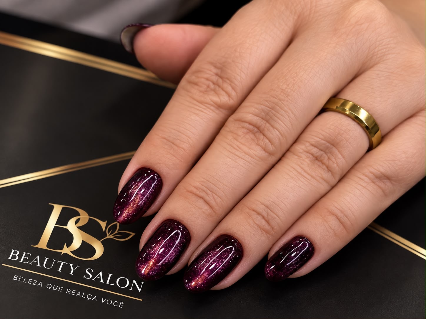 Unhas vinho com efeito brilhante realizadas no Beauty Salon