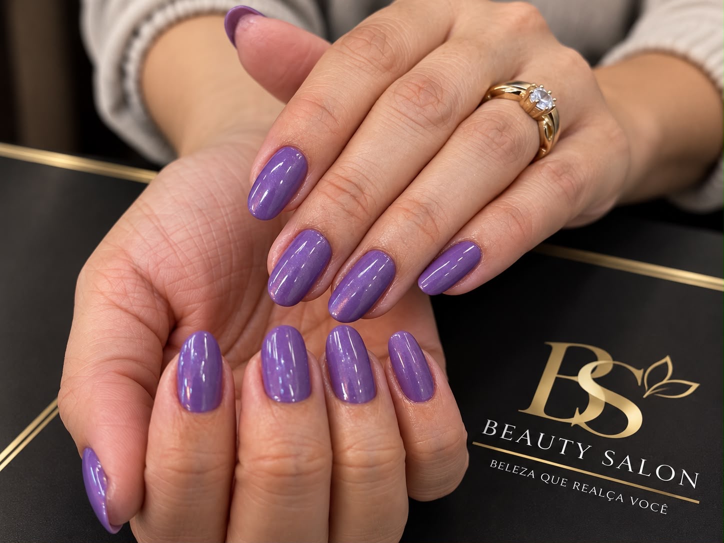 Unhas roxas realizadas no Beauty Salon